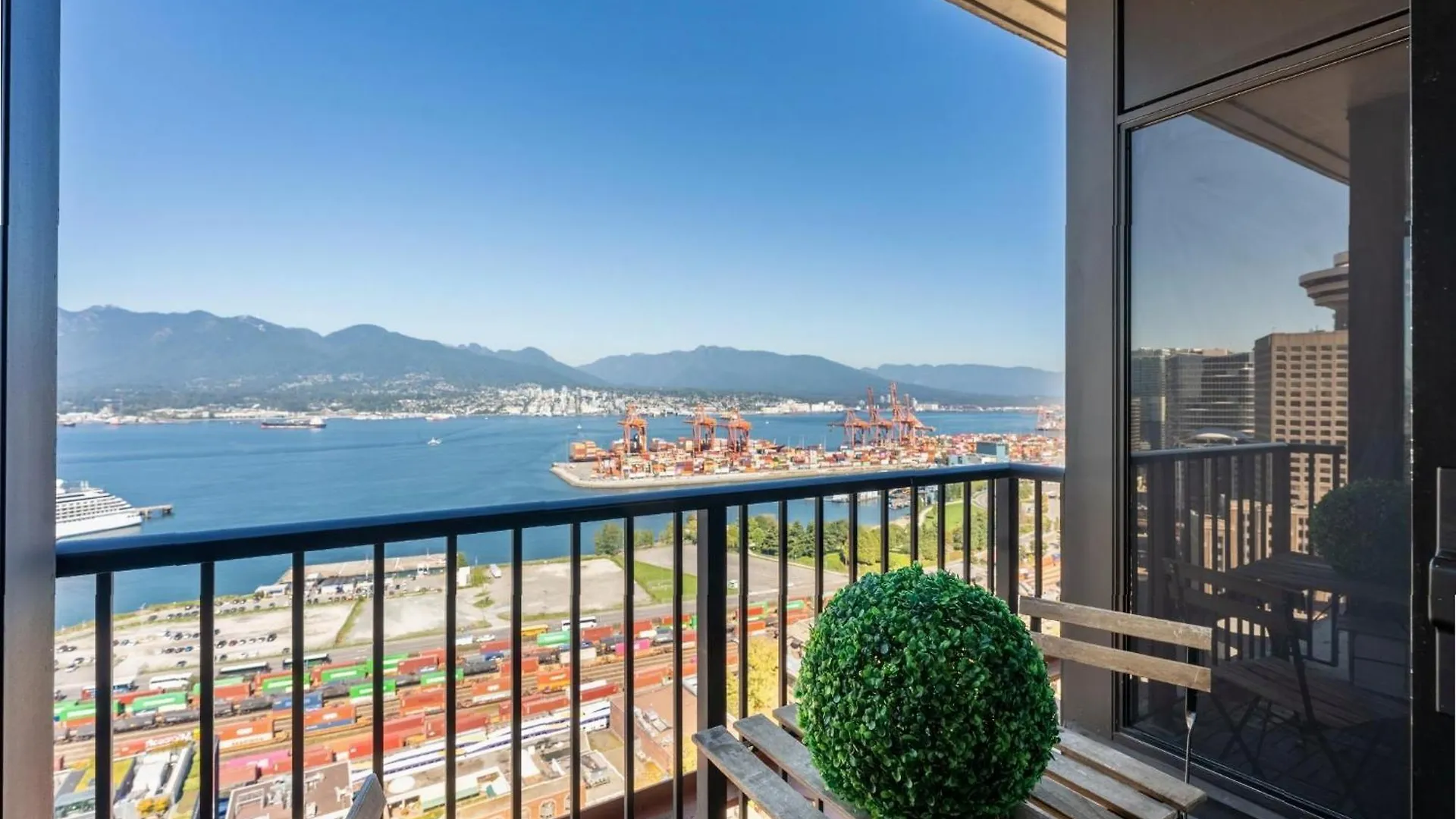 Luxury 2Br Apartment With Floor-To-Ceiling Windows And Mountains Vancouver Canada