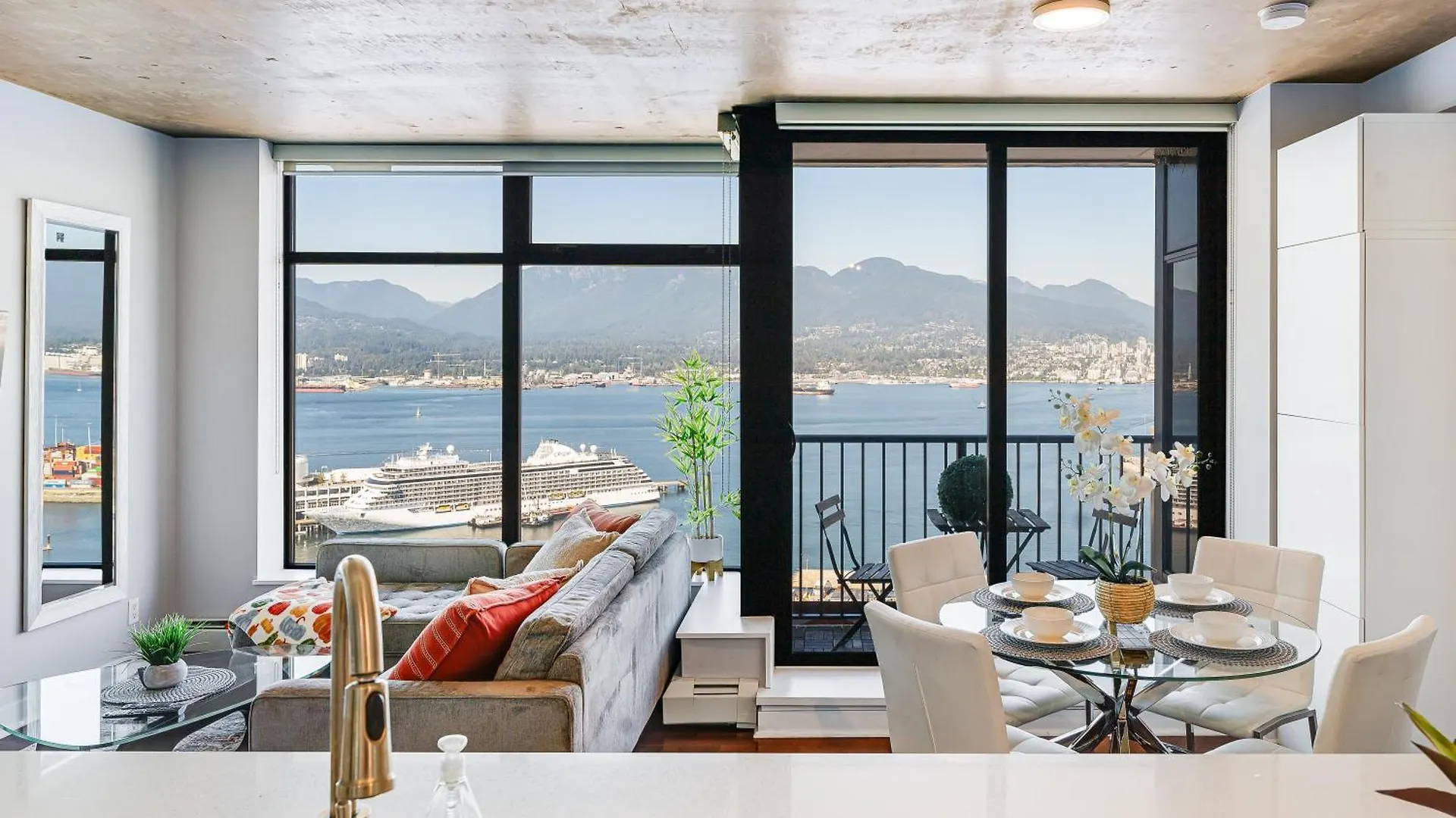 Luxury 2Br Apartment With Floor-To-Ceiling Windows And Mountains Vancouver